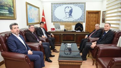 Balıkesir İl Millî Eğitim Müdürü Selahattin Kal ve eğitim yöneticileri,