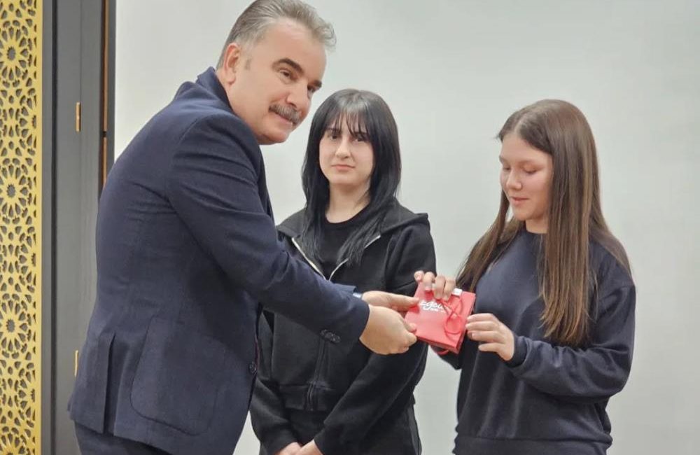 Edremit’te “Hat ve Tezhip Sanatı” yarışması ödül töreni gerçekleşti Edremit’te, Peygamber Efendimiz Hz. Muhammed’in doğumunun 1500. yılı dolayısıyla Kaymakamlık