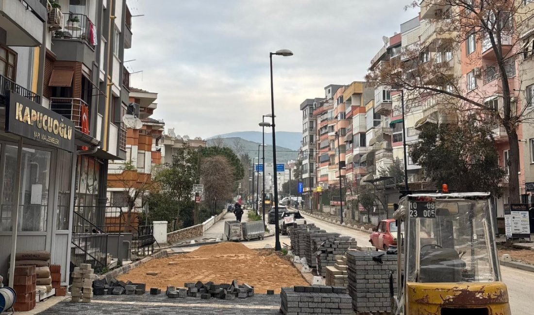 Erdek’te kaldırımlar baştan sona yenileniyor Yaya güvenliğini artırmak, engelli vatandaşların erişimini kolaylaştırmak ve kent estetiğini