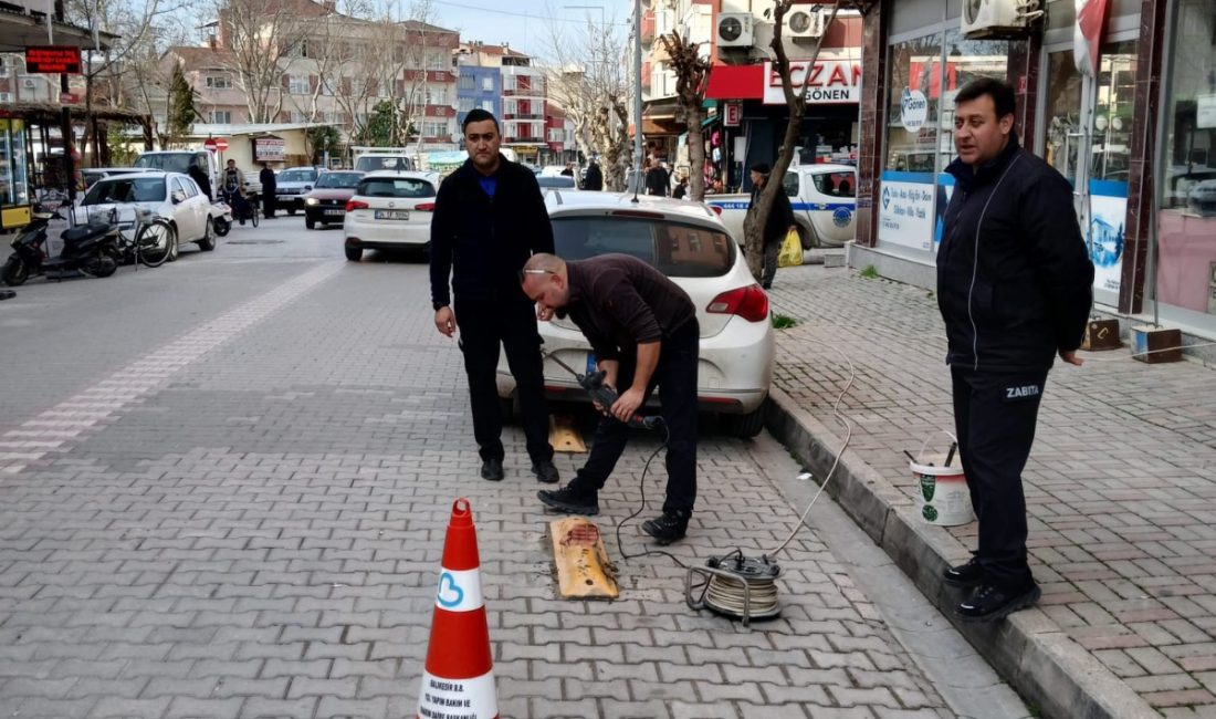 Gönen Belediyesi, kazaların önlenmesi ve trafik akışının düzenlenmesi amacıyla duba