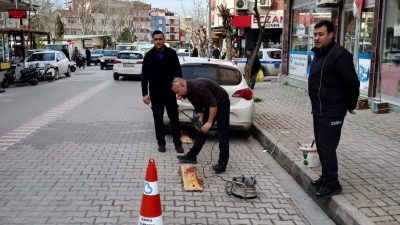Gönen Belediyesi, kazaların önlenmesi ve trafik akışının düzenlenmesi amacıyla duba