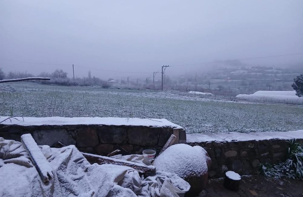 Sındırgı’nın yüksek kesimlerinde kar, merkezde yağmur etkili oldu Sındırgı’da şubat ayının son günlerinde etkili olan soğuk hava dalgası,