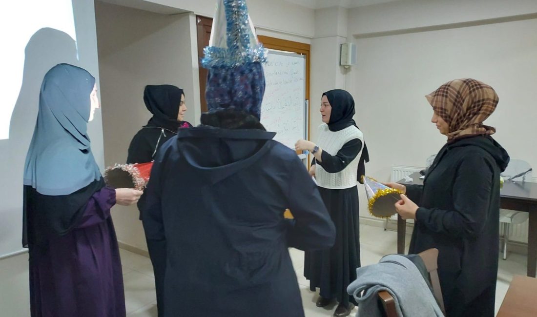 Bandırma’da Aile Eğitim Çalışmasına Uzman Desteği Bandırma Sosyal Hizmet Merkezi’nde düzenlenen programda kursiyerlere “Kendini Bilmek” başlıklı