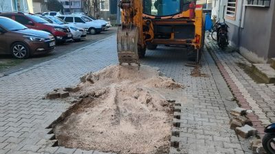 Gönen Belediyesi ekipleri, mahallelerde altyapıdan çevre temizliğine kadar birçok alanda