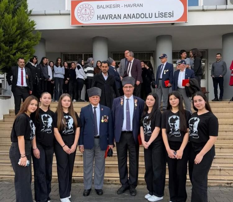 Vatan Ve Kahramanlık Buluşmaları Havran’da gerçekleştirildi Havran Anadolu Lisesi konferans salonunda düzenlenen “Vatan ve Kahramanlık Buluşmaları”