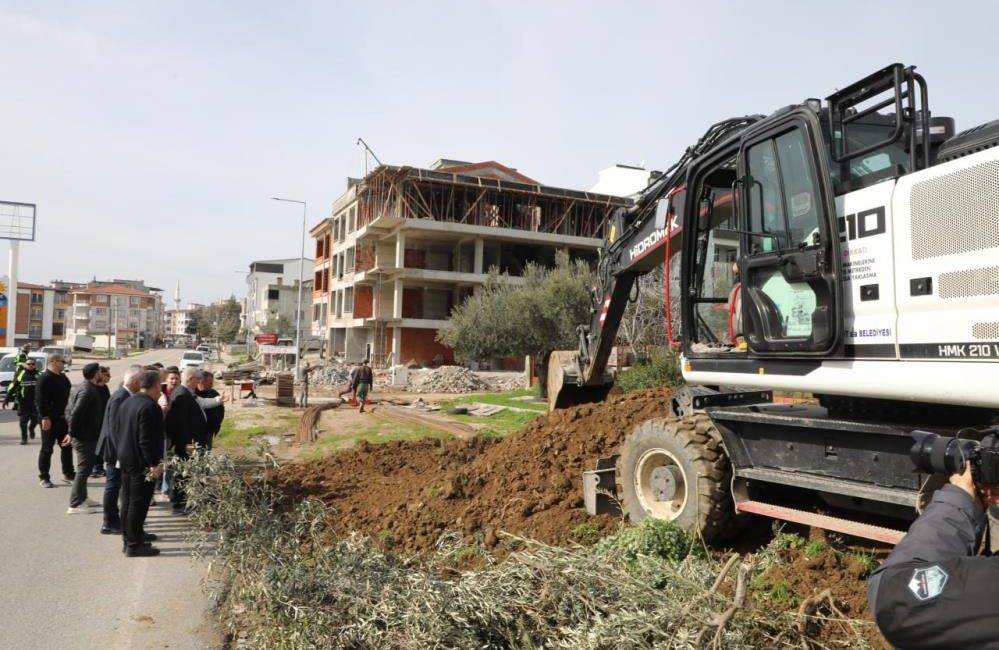 Edremit’te hizmet seferberliği Edremit Belediye Başkanı Mehmet Ertaş, ilçenin dört bir yanında devam