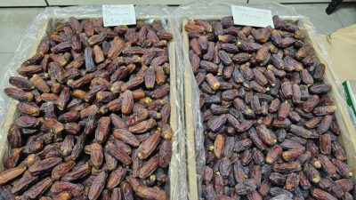 Ramazan ayı öncesinde Bandırma’da hurma satışları hız kazandı. Tezgâhlarda yaklaşık