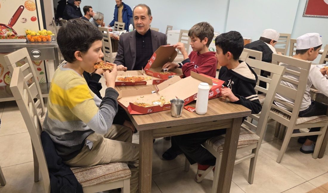 Bandırma Kaymakamı iftarını öğrencilerle yaptı Bandırma Kaymakamı Engin Aksakal, hayırseverlerle birlikte Tekke Camii Kur’an Kursu