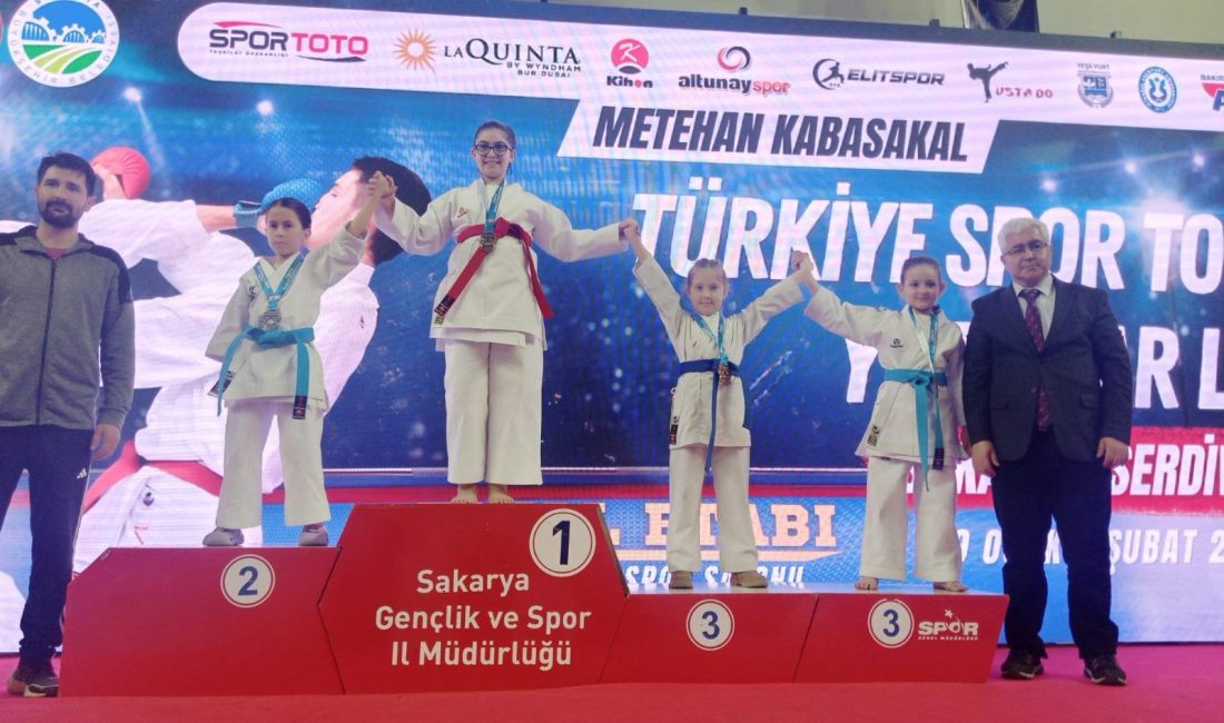 Bandırmalı sporculardan Türkiye finallerinde çifte madalya Türkiye genelinden yüzlerce sporcunun mücadele ettiği final etabında Bandırmalı karateciler,