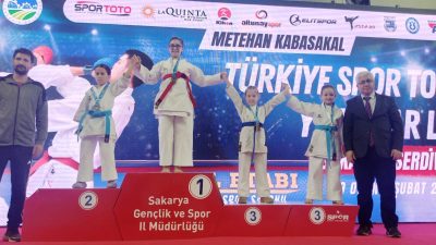 Türkiye genelinden yüzlerce sporcunun mücadele ettiği final etabında Bandırmalı karateciler,