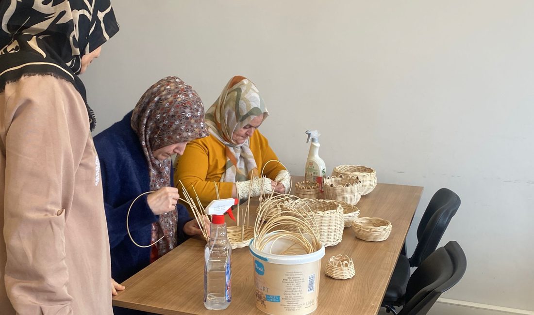 Bandırma’da BALMEK kurslarında el sanatları ve dikiş eğitimleri sürüyor Balıkesir Büyükşehir Belediyesi Güney Marmara Koordinatörlüğü bünyesinde yürütülen BALMEK kurslarında