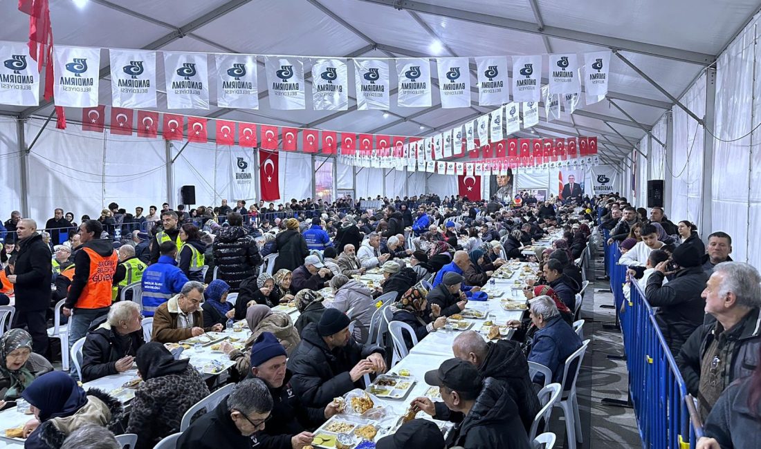 Ramazan’ın ilk akşamında Bandırma’da birlik sofrası kuruldu Bandırma Belediyesi’nin Cumhuriyet Meydanı’nda kurduğu geleneksel iftar çadırı, Ramazan ayının