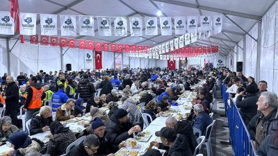 Bandırma Belediyesi’nin Cumhuriyet Meydanı’nda kurduğu geleneksel iftar çadırı, Ramazan ayının