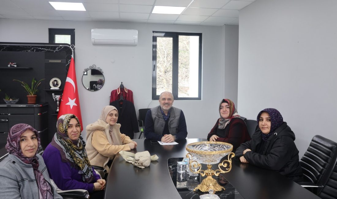 Marmara Adalar’da Kadın Girişimcilerle İstişare Marmara Adalar Belediye Başkanı Aydın Dinçer, Saraylar’da kadın girişimcilerin taleplerini