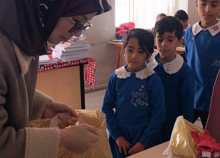 Bandırma Kadın-DER’den Ağrı’daki köy okullarına destek eli Bandırma Kadınlar Derneği’nin sosyal sorumluluk çalışması kapsamında hazırlanan yardım paketleri,