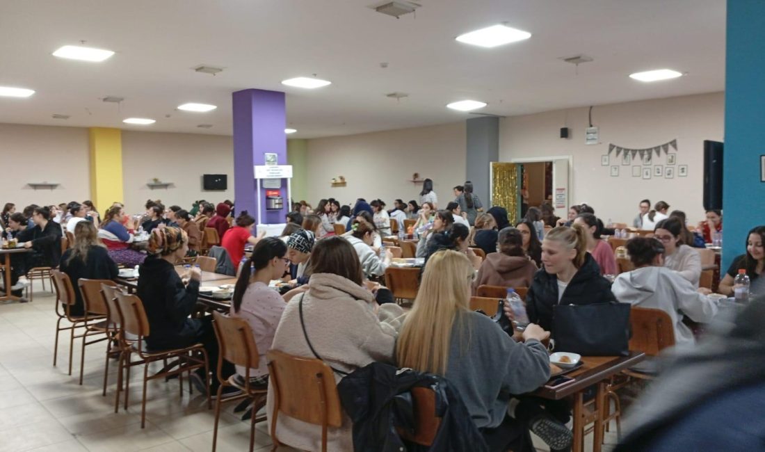 Bandırma’da üniversiteliler Ramazan sofrasında buluştu Türkiye’nin 81 ilinden Bandırma’ya gelen ve bakanlık yurtlarında kalan öğrenciler,