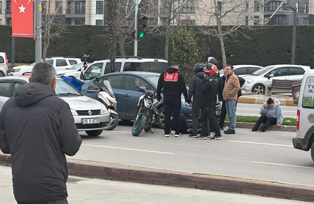 Balıkesir’de otomobil, motosiklete çarptı; 1 yaralı Balıkesir’de akşam saatlerinde meydana gelen trafik kazasında otomobil, motosiklete kaza