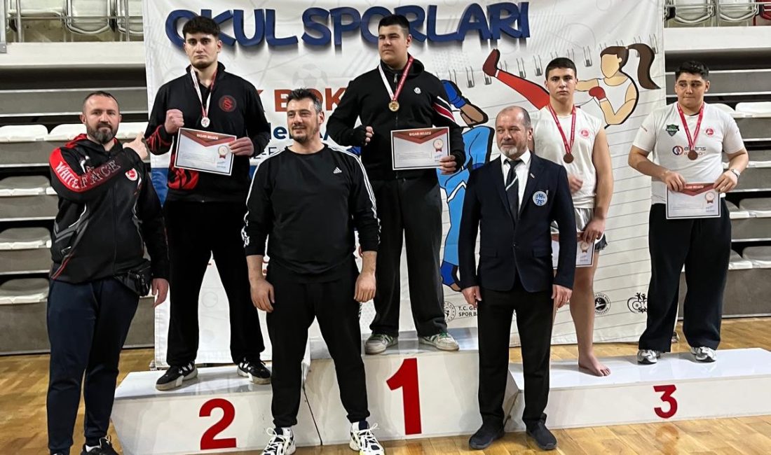 Okul Sporları Kick Boks Türkiye Şampiyonası’nda tatamiye çıkan Bandırma Kızıl