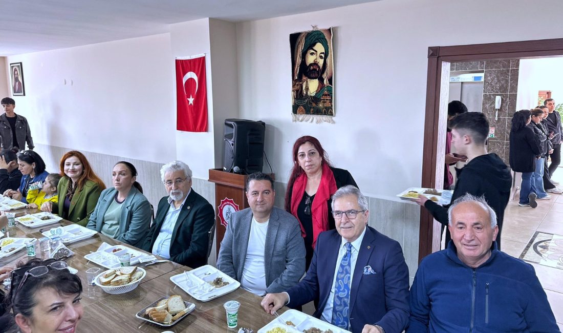 Başkan Mirza Cemevi’nde vatandaşlarla buluştu Bandırma Belediye Başkanı Dursun Mirza, Cemevi’nde düzenlenen programda vatandaşlarla buluştu.