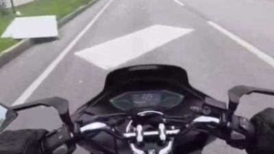 Bandırma’da seyir halindeki bir kamyonetin kasasındaki alçıpanların yola savrulması, trafikte