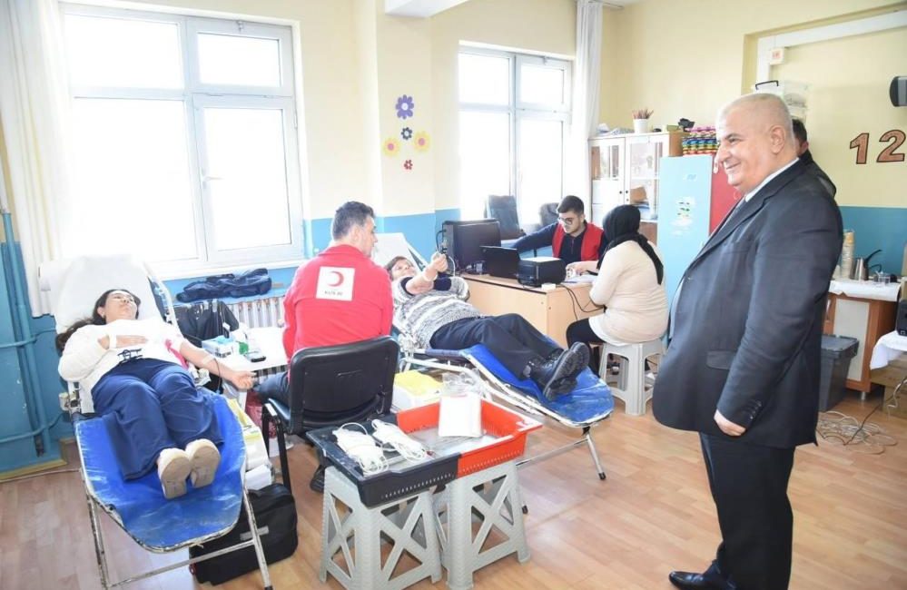 MEM Müdürü Selehattin Kal kan bağışı yaparak örnek oldu Karesi Şehit Jandarma Teğmen Cengiz Evranos İlkokulu ve Karesi Şehit
