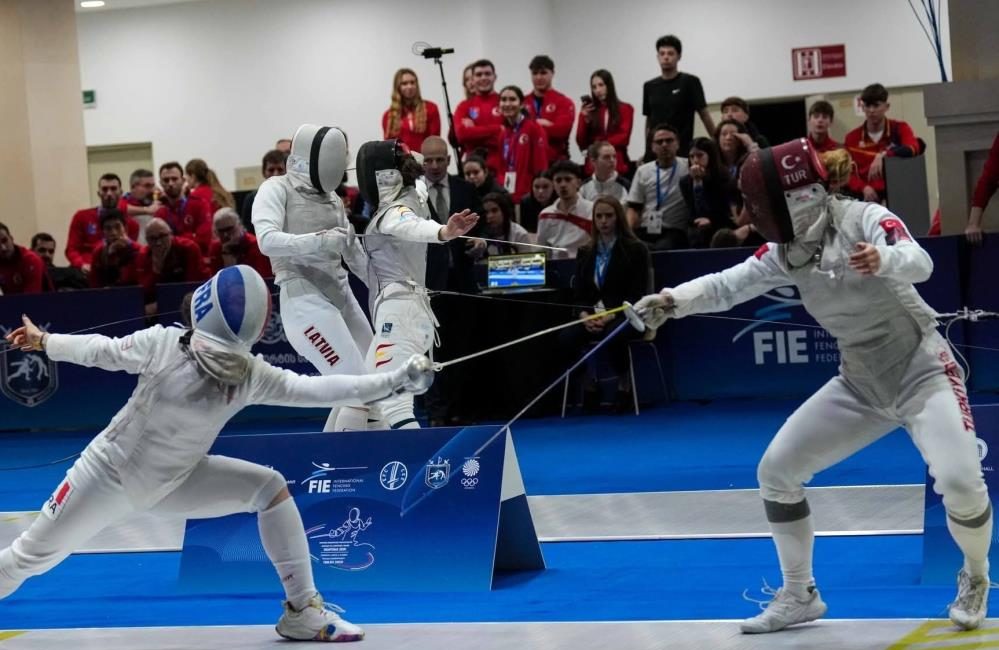 Alara Atmaca Avrupa Şampiyonu oldu Balıkesirli sporcu Alara Atmaca eskrimde Yıldız Kızlarda Avrupa Şampiyonu oldu.