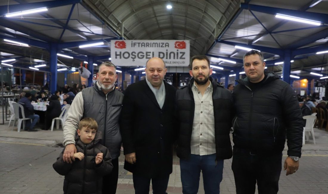 Gönen Belediye Başkanı İbrahim Palaz, mahalle gençlerinin organize ettiği iftar
