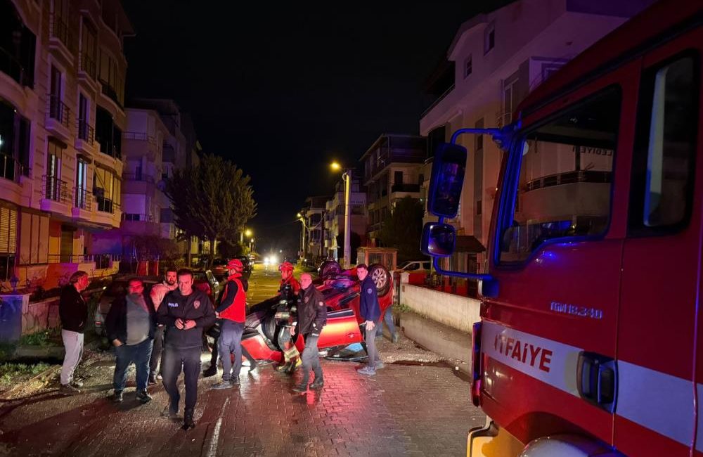 Edremit’te park halindeki araca çarpan otomobil takla attı Edremit ilçesinde bir otomobil park halindeki bir diğer otomobile çarpıp