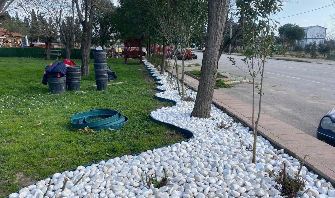 Bandırma Belediyesi ekipleri, Hacıyusuf ve İhsaniye mahallelerinde parke çalışmaları yürütürken,