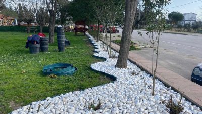 Bandırma Belediyesi ekipleri, Hacıyusuf ve İhsaniye mahallelerinde parke çalışmaları yürütürken,