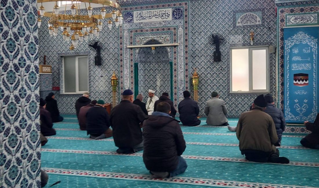 Müftü Pehlivan’dan Marmaraevleri Camii’ne ziyaret Bandırma İlçe Müftüsü Dr. Abdulhamid Pehlivan, Marmaraevleri Camii’nde öğle namazı