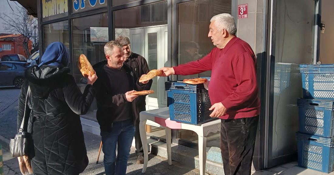 RAMAZAN GELDİ HERGÜN 200 PİDE Bandırmalı hayırsever iş insanı Halil Ç. geçen yıl olduğu gibi