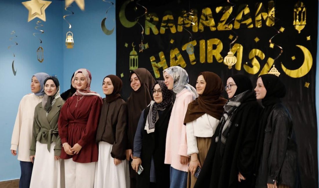 Banü’de Ramazan Coşkusu Öğrencilerle Paylaşıldı Mavera Gençlik Topluluğu’nun düzenlediği etkinlikte öğrenciler hatıra panosu önünde fotoğraf