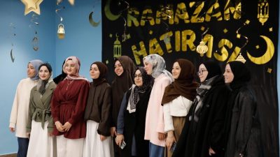 Mavera Gençlik Topluluğu’nun düzenlediği etkinlikte öğrenciler hatıra panosu önünde fotoğraf