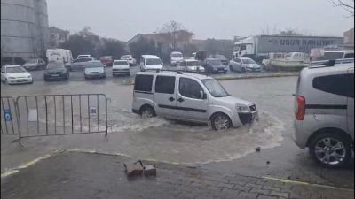  Balıkesir’de 5 dakika sağanak şeklinde yağan yağmur şehrin bazı noktalarında