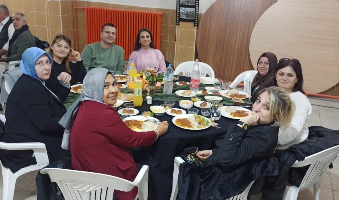 Bandırma’da eğitim yöneticileri ramazan sofrasında buluştu Bandırma’daki okul ve kurum müdürleri, Ramazan ayı kapsamında düzenlenen geleneksel