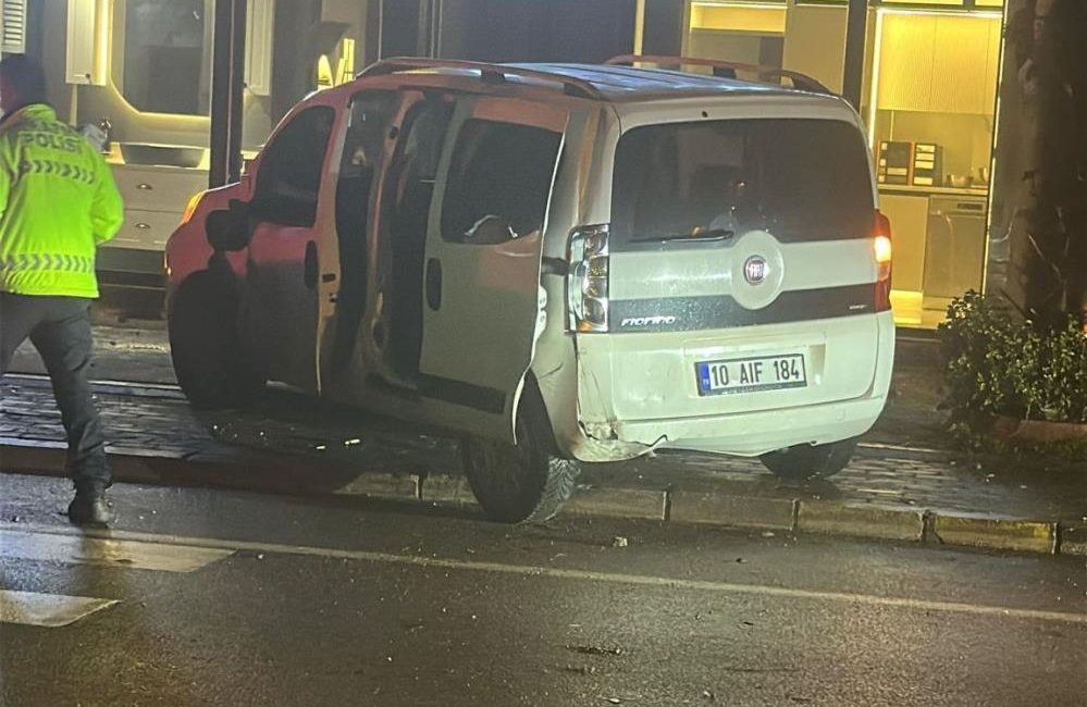 Gönen’de alkollü sürücünün çarptığı yaya hayatını kaybetti Gönen’de alkollü sürücünün çarptığı yaya hayatını kaybetti. Kaza anı çevredeki
