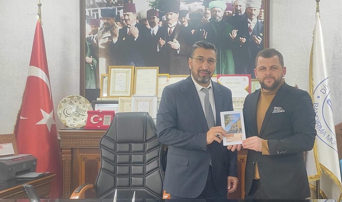 Deprem ve Teodise Kitabı İlçe Müftüsü Pehlivan’a Sunuldu Bandırma İlçe Müftülüğü Din Hizmetleri Uzmanı Mümin Çöpür’ün bölüm yazarlığı