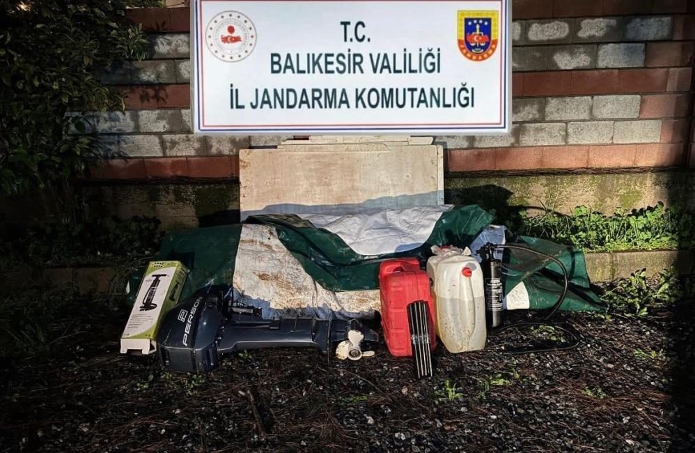 Düzensiz göçmenler zeytinlik alanda yakalandı Ayvalık’ta yasadışı yollar ile Yunanistan’a gitmek isteyen 9 düzensiz göçmen