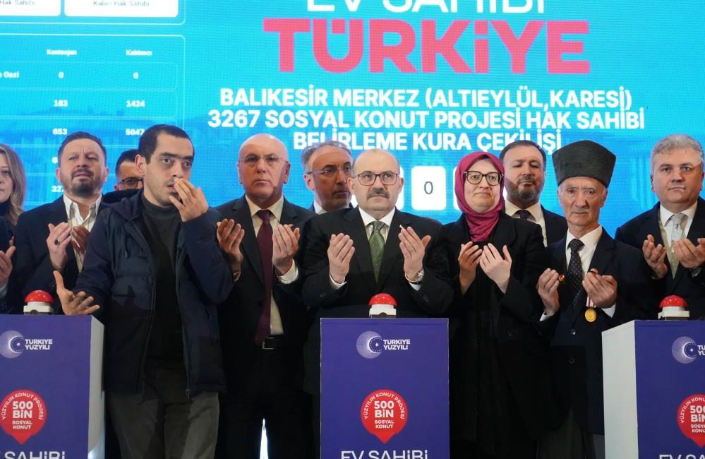 Balıkesir’de TOKİ’ye 77 bin başvuru oldu Balıkesir’de 77 bin kişinin başvurduğu TOKİ evlerinde kuralar çekildi. Şehir