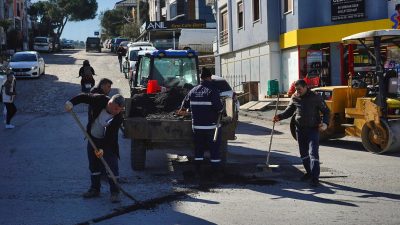Ayvalık Belediyesi Fen İşleri Müdürlüğü ekipleri, kentin farklı noktalarında bakım