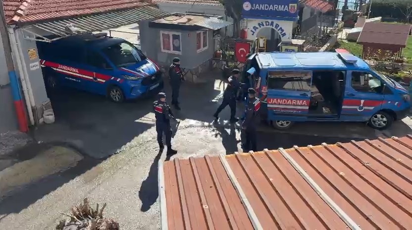 Cinayet firarisini jandarma yakaladı Edremit merkezinde meydana gelen ve 1 kişinin hayatını kaybettiği, 2