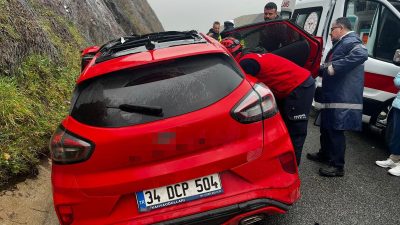 Balıkesir’de İzmir-İstanbul otoyolunda kayarak yoldan çıkan otomobilde bulunan 2 kişi