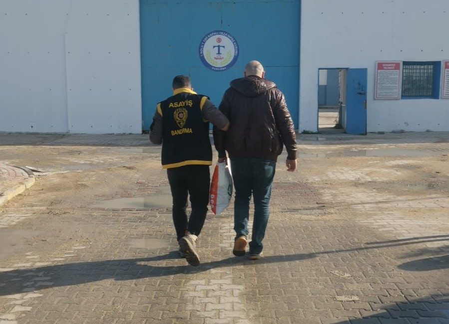 Bandırma’da Silahlı Yağma Suçundan Aranan Firari Kıskıvrak Yakalandı Bandırma’da polis ekiplerince düzenlenen operasyonda, “birden fazla kişi tarafından silahla