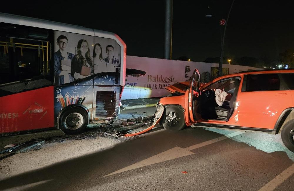 Otomobil park halindeki otobüse çarptı: 1 yaralı Balıkesir’de meydana gelen trafik kazasında park halindeki otobüse çarpan otomobilin