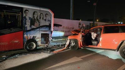  Balıkesir’de meydana gelen trafik kazasında park halindeki otobüse çarpan otomobilin