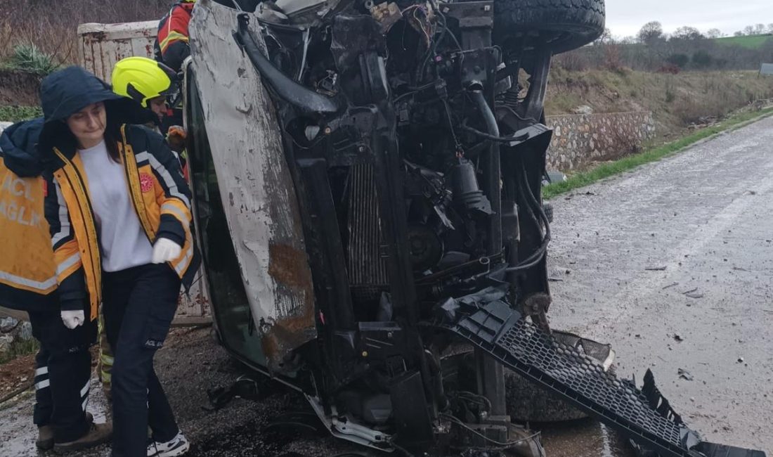 Gönen’de kamyon devrildi: 1 yaralı Gönen ilçesinde yağış nedeniyle kayganlaşan yolda kontrolden çıkan kamyonun devrilmesi