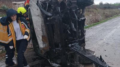 Gönen ilçesinde yağış nedeniyle kayganlaşan yolda kontrolden çıkan kamyonun devrilmesi
