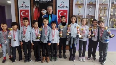 TED Koleji tarafından düzenlenen satranç turnuvasında Bandırma Cumhuriyet İlkokulu öğrencileri,