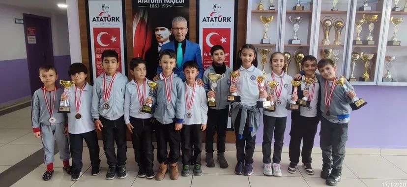 Bandırma Cumhuriyet İlkokulu Öğrencilerinden Satranç Turnuvasında Büyük Başarı TED Koleji tarafından düzenlenen satranç turnuvasında Bandırma Cumhuriyet İlkokulu öğrencileri,